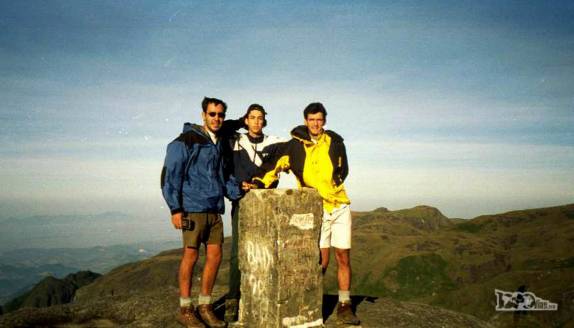 Com o tempo aberto, junto com primos no topo da Pedra do Sino, no Parque Nacional da Serra dos Órgãos, no Rio de Janeiro (foto antiga, do ano 2000)